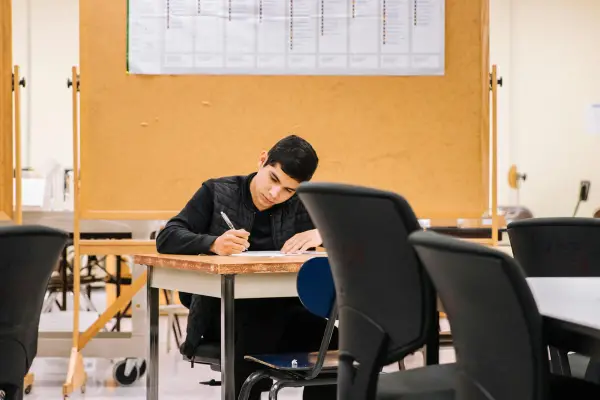 O estudo dirigido, como o próprio nome já diz, é uma abordagem de aprendizado direcionada e focada, na qual o estudante assume o controle de sua jornada educacional.