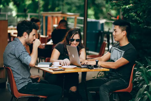 O Auxílio Brasil Jovem é um programa governamental que oferece assistência financeira a jovens de baixa renda, visando garantir o acesso a condições básicas de subsistência e promover sua inclusão social.
